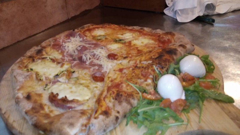 Pizza Margherita con Cornicione Ripieno Bocconcini Pomodorini Crudo e Scaglie