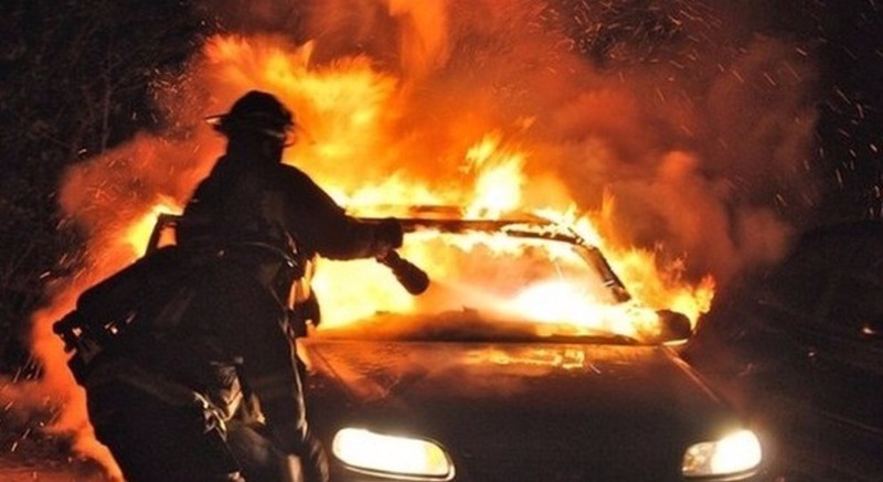 Salvata una famiglia da auto in fiamme nel salernitano