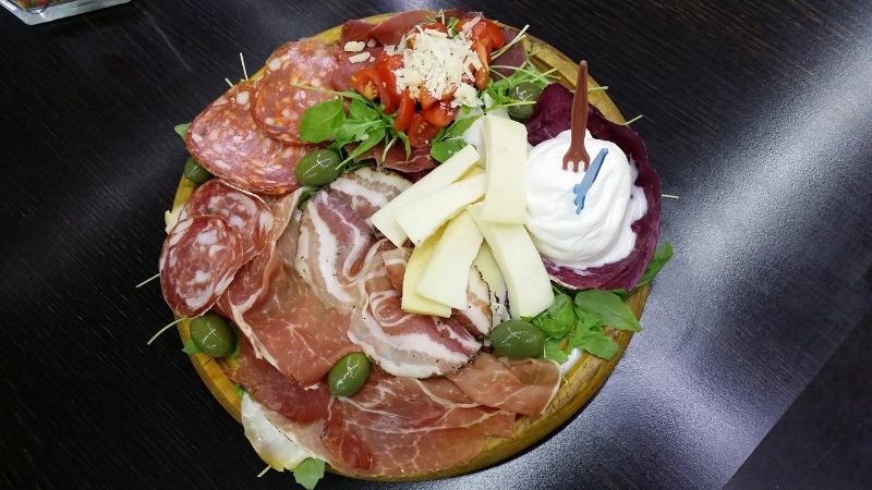 Tagliere di salumi e formaggi nostrani... un bel calice di vino??? Un bel modo per iniziare la serata!