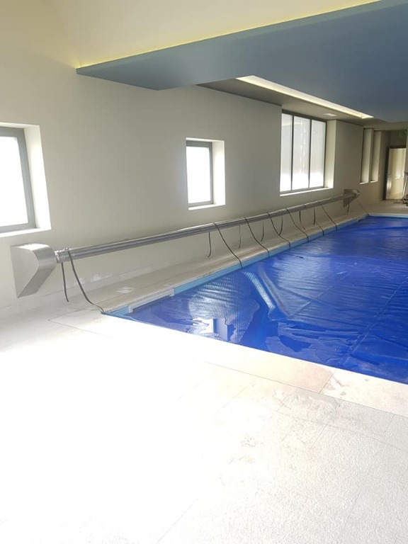 Avvolgitelo automatizzato per copertura piscina interna