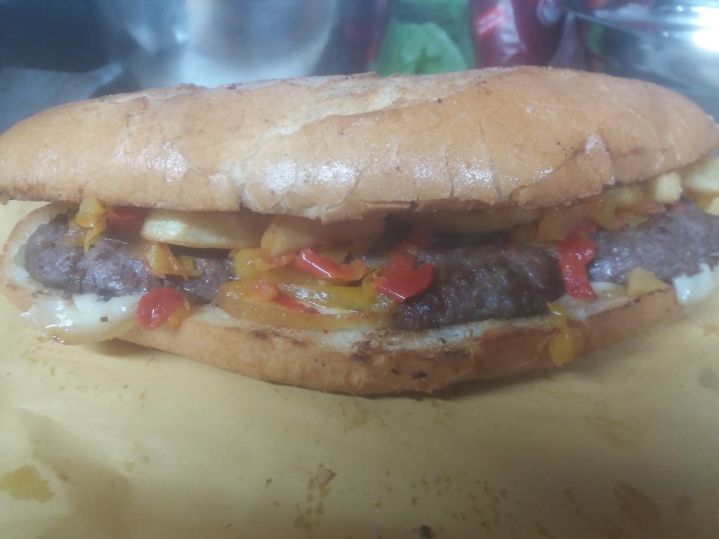 hamburger provola peperoni patatine