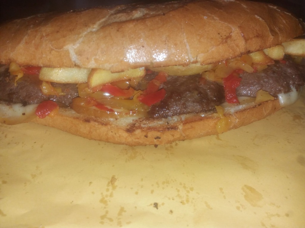 hamburger provola peperoni patatine