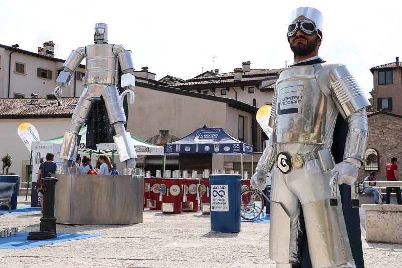 ARRIVA A SALERNO CAPITAN ACCIAIO, IL SUPEREROE CHE INSEGNA IL VALORE DELLA RACCOLTA DIFFERENZIATA