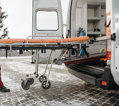 Precipita dal terrazzo della sua abitazione. Morto un 36enne