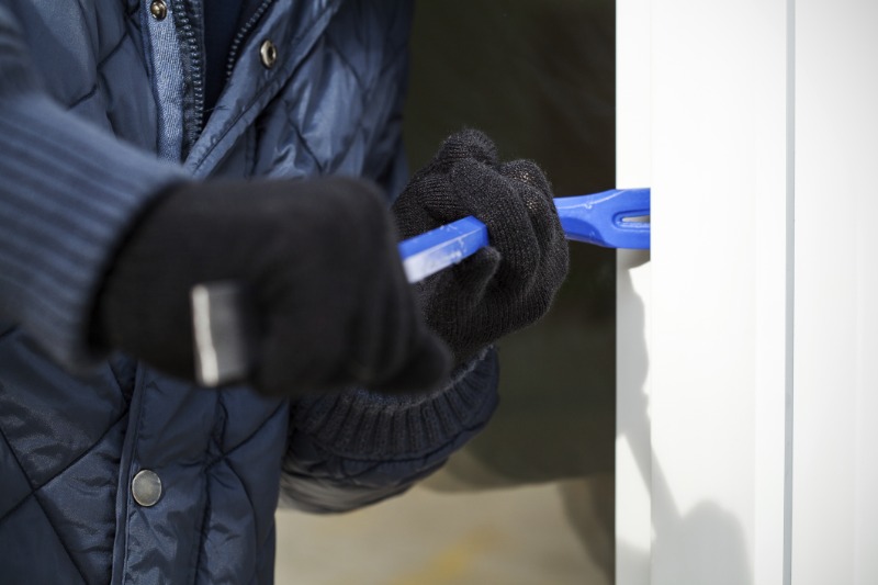 Furto in casa con proprietari presenti. Bottino da circa 15mila euro