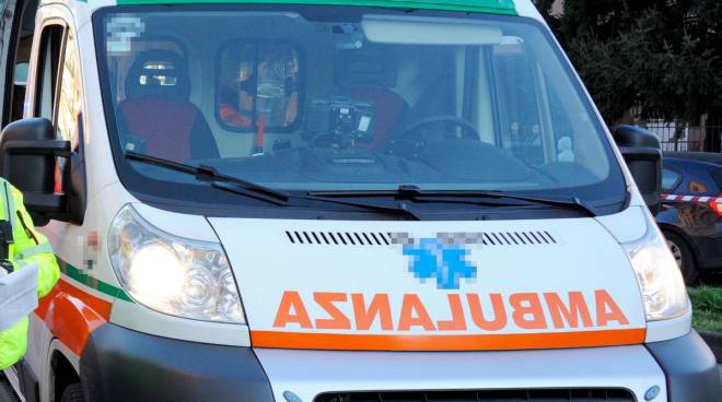 Scafati, incidente in centro. Auto si ribalta