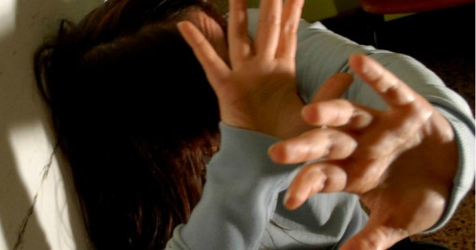 17enni picchiavano la madre per farsi consegnare denaro